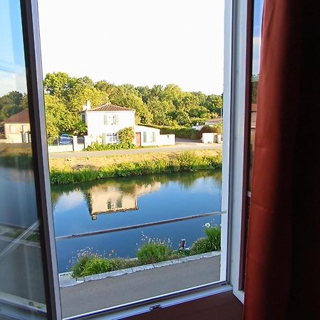 Au Bord De L'Eau Coulon Appartement Buitenkant foto